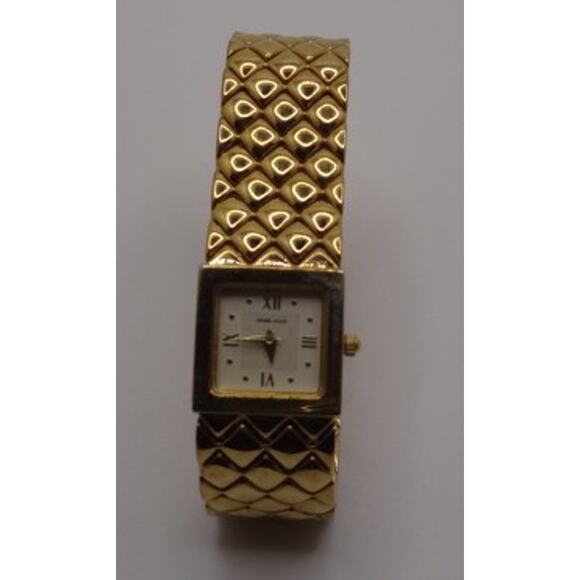 Vintage Jones Wear Gold-tone Quilted Bracelet Watch with Roman Numerals - Picture 2 of 5